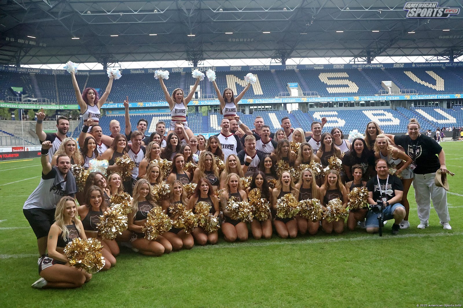 Die Rhein Fire Pyromaniacs und die Frankfurt Galaxy Dancers beim Halbfinale in Duisburg am 17.09.2023